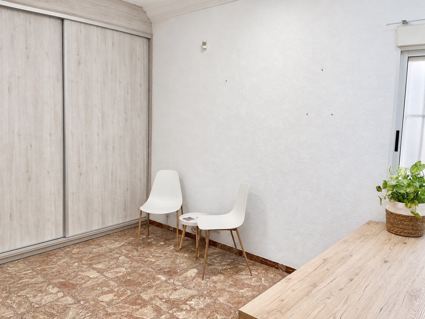 Despacho privado con amplio armario en Coworking Petrer