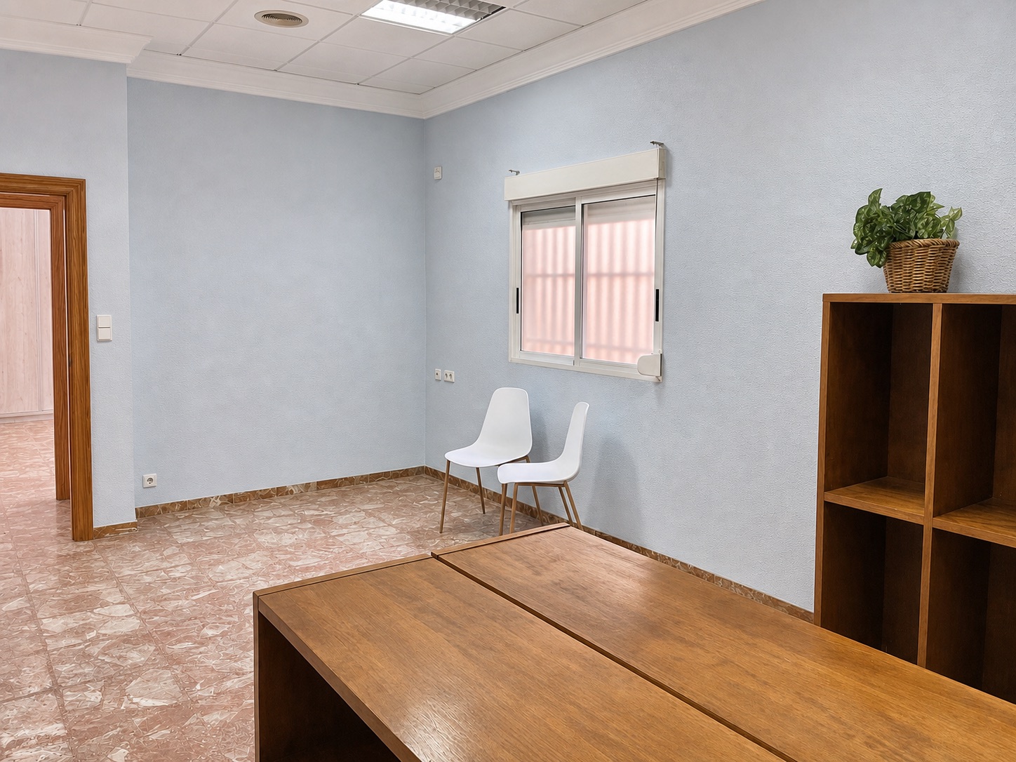 Oficina amplia en Coworking Petrer para equipos pequeños