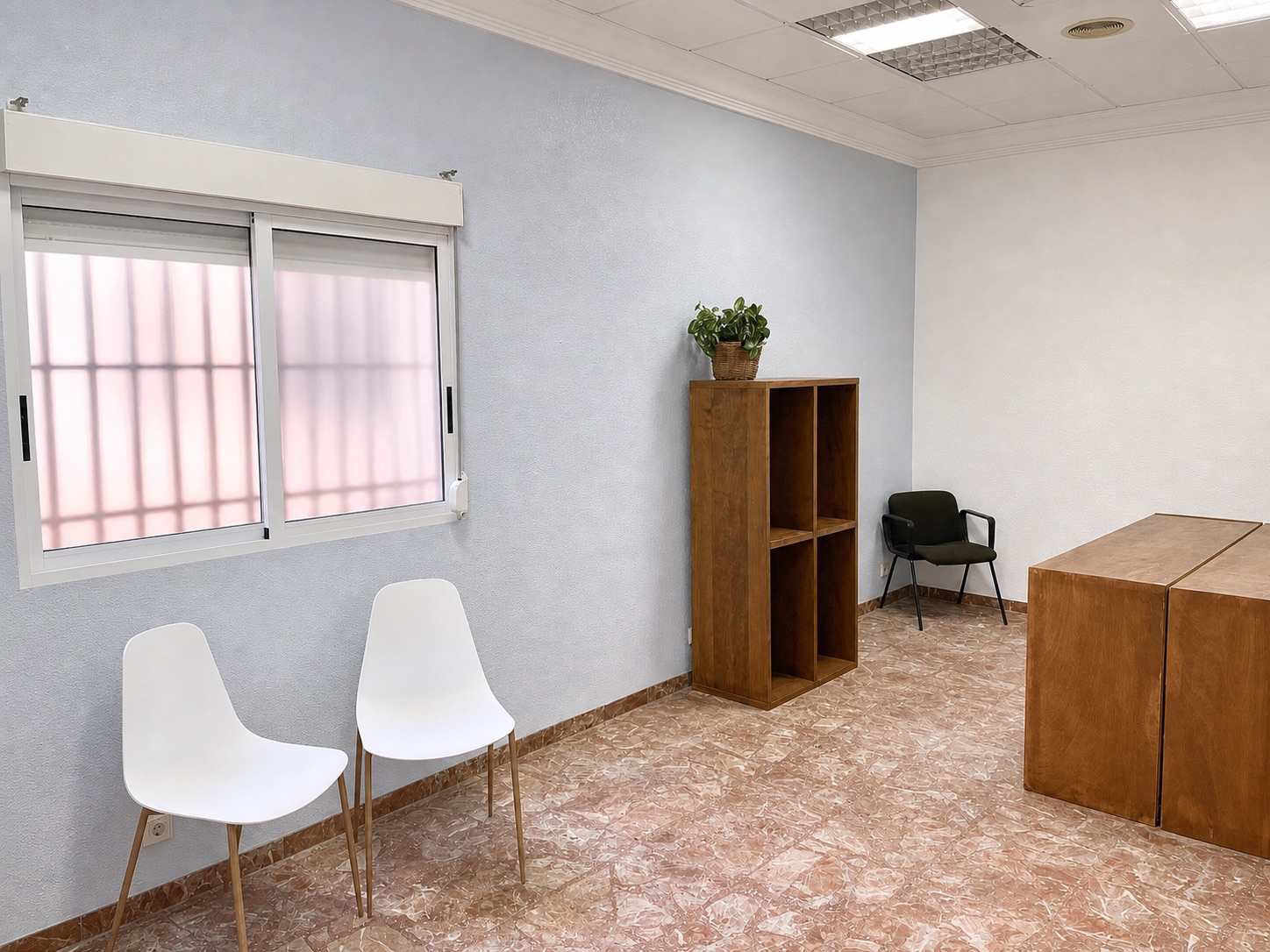Despacho equipado con mobiliario en Coworking Petrer