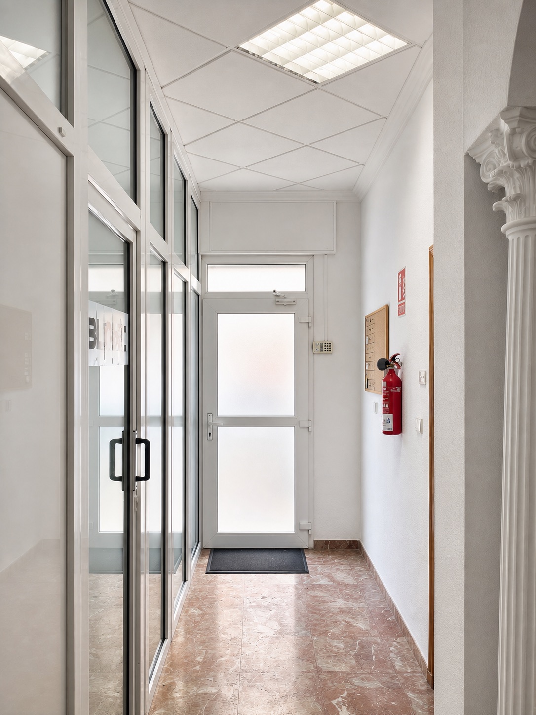 Entrada interior de Coworking Petrer