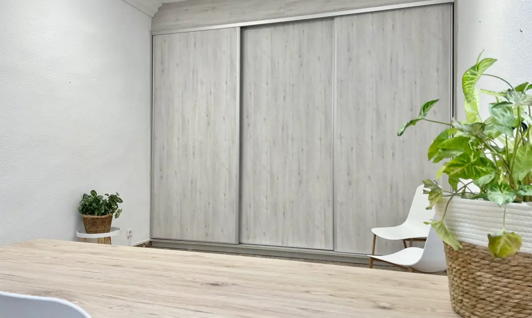 Coworking Petrer - Espacio de trabajo compartido con mesas modernas