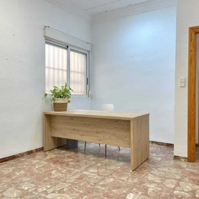 Despacho privado en Coworking Petrer con mesa de trabajo